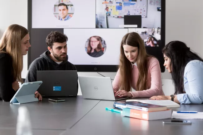 Studierende Arbeitsgruppe laptops bibliothek sta 20220331 foto eric lichtenscheidt 23 fs22.jpg