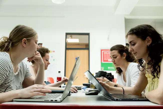 studierende lernen hochschulstrasse sta 20220518 foto eric lichtenscheidt 03 fs22.jpg