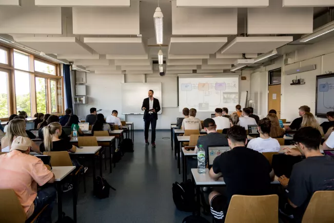 wiwi bwl vorlesung freitag sta 20220518 foto eric lichtenscheidt 01 fs22.jpg