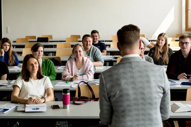 wiwi hoersaal lehre vorlesung 20220506 foto eric lichtenscheidt 103 fs22.jpg