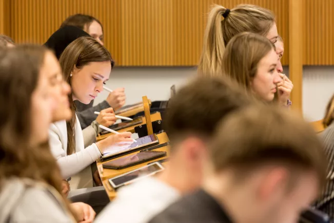 wiwi hoersaal lehre vorlesung 20220506 foto eric lichtenscheidt 25 fs22.jpg