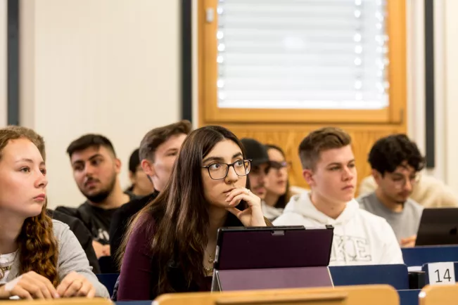 wiwi hoersaal lehre vorlesung 20220506 foto eric lichtenscheidt 40 fs22.jpg