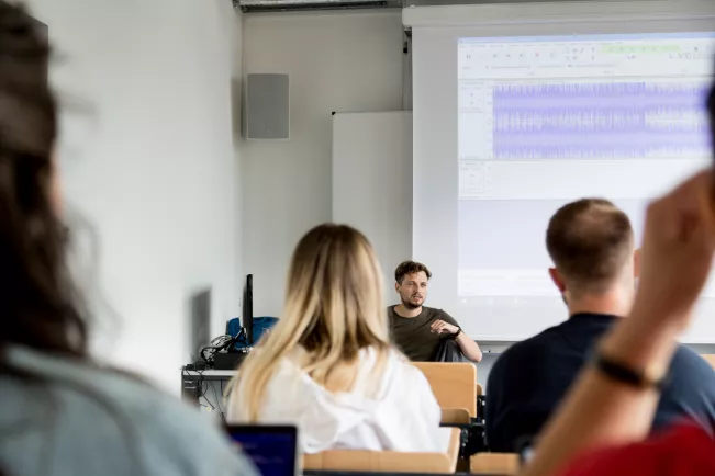 wiwi praxisprojekt podcast 20220523  foto eric lichtenscheidt 06 fs22.jpg