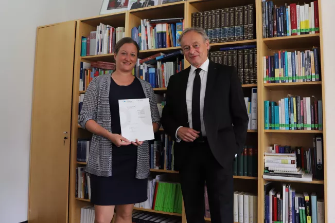 Neue_Professorin Helmsmueller_Praesident Ihne 15072022.JPG