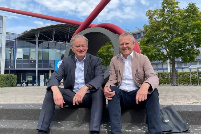 Abschied nach 26 Jahren: Professor Dr. Martin Leischner (rechts) mit Hochschulpräsident Hartmut Ihne. Foto: Daniela Greulich