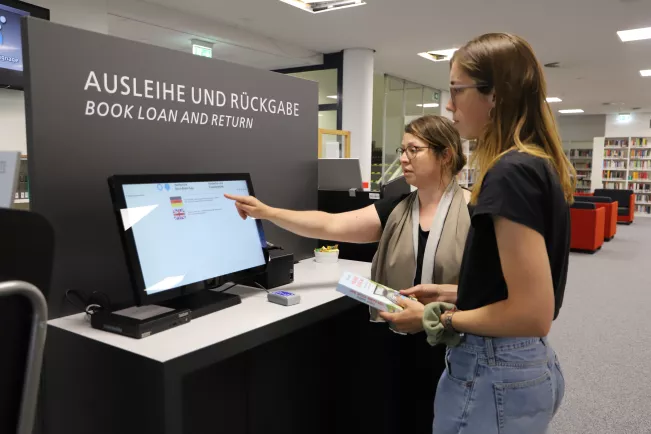 Ausleihe in der Bibliothek am Selbstverbucher