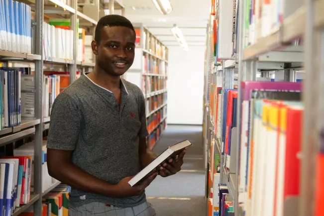 Student in der Bibliothek