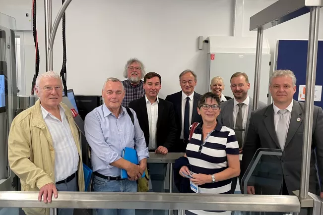 Sebastian Hartmann besucht auf seiner Sommertour mit Bürgern die H-BRS. Nach der Besichtigung des Biometrie-Evaluations-Zentrums entstand dort dieses Gruppenbild.