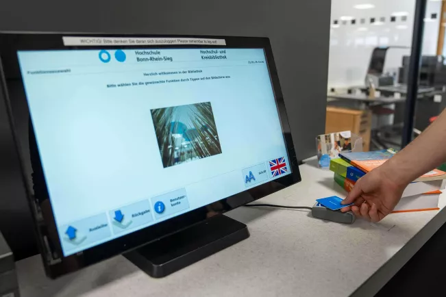 Ausleihe in der Bibliothek am Selbstverbucher