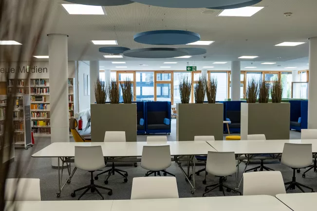 Bibliothek 1 OG weiße Tische