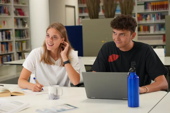 Gruppenarbeit in der Bibliothek