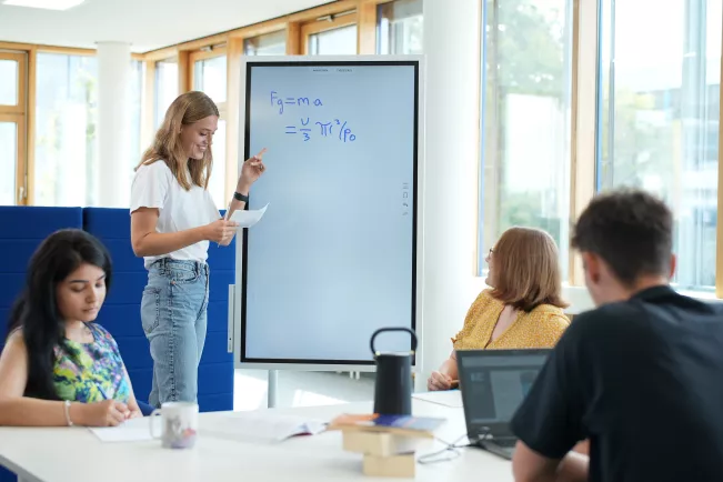 Gruppenarbeit in der Bibliothek
