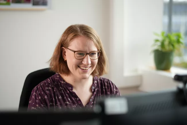 Frau vor Monitor mit Kamera - Digitale Lehre
