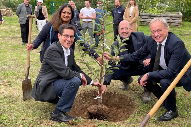 Leitterstorf Zamil Präses Latzel Ihne Apfelbaum September 2022 Foto Daniela Greulich