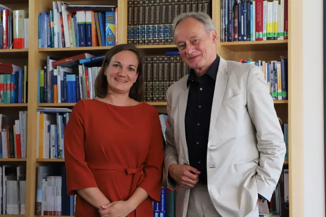 Tisch_Neue_Professorin