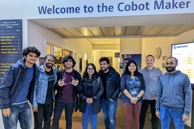 Team b-it-bots vor dem Cobot Maker Space der Universität von Nottingham