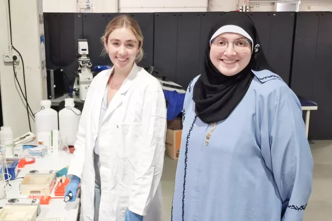 RISE-Stipendiatin Hanbury mit Doktorandin Shoushrah