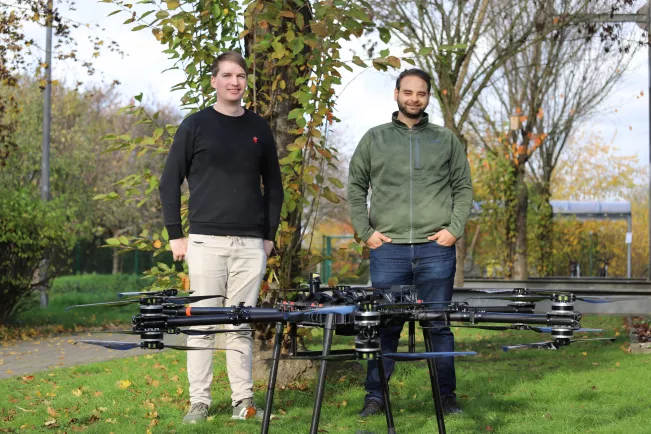Brennan Penfold und Ahmad Drak mit neuer Drohne Projekt Garrulus November 2022