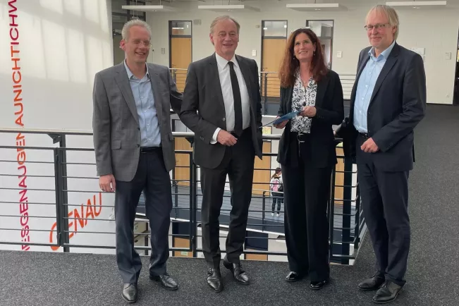 Ernennung Honorarprofessorin Britta Essing mit Dirk Reith Hartmut Ihne Dirk Schreiber 1122 Foto Daniela Greulich