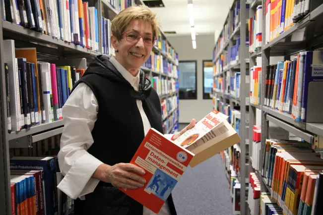 2022-11-15 Bärbel Blume älteste Absolventin der H-BRS