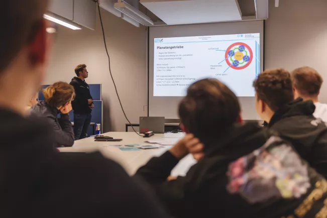 20221122 BRS Motorsport Theorieunterricht Race Academy