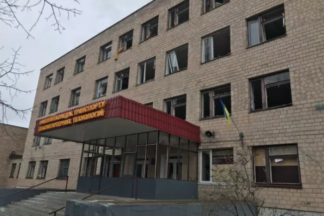 Zerstörte Fenster am Universitätsgebäude in Chernihiv