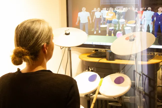 Drummerin am Gig-Simulator