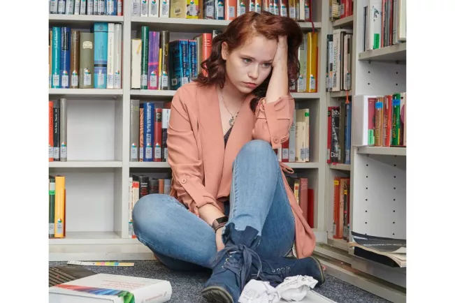 Studentin in Bibliothek - Hochformat