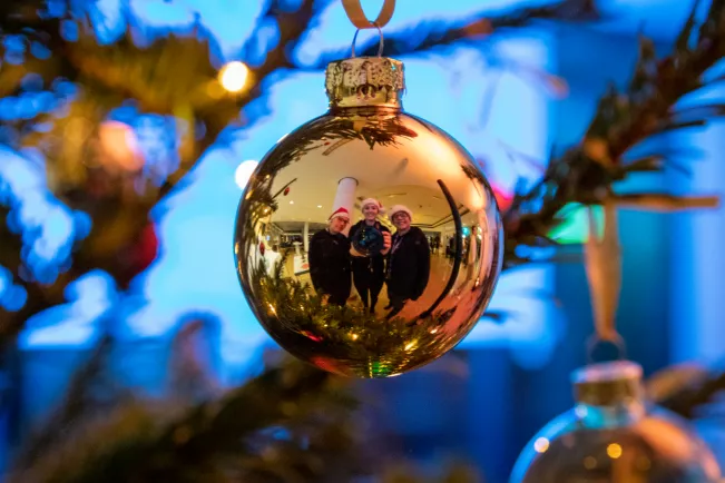 Weihnachtskugel mit Ö-Team Informatik