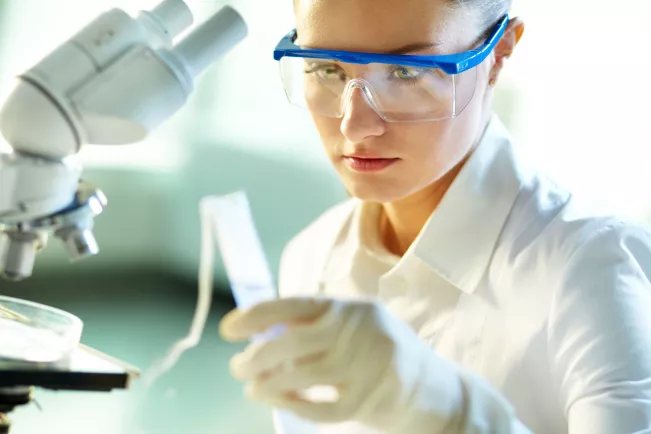 COLOURBOX9948998_Chemielaborantin