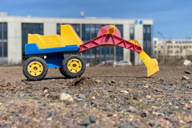 Kinder-Bagger auf Neubau-Grundstück