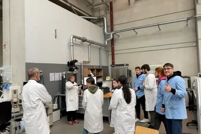 Chemie-Leistungskurse des Peter-Joerres-Gymnasiums aus Bad Neuenahr zu Besuch 3