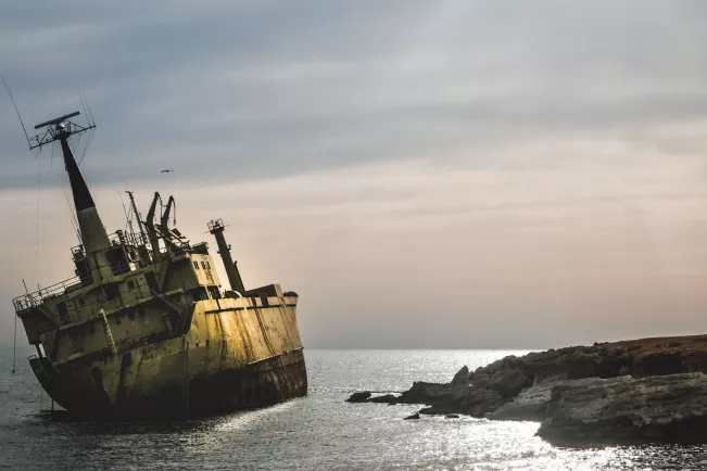 Schiff aufgegeben_Foto von Milan Seitler auf Unsplash