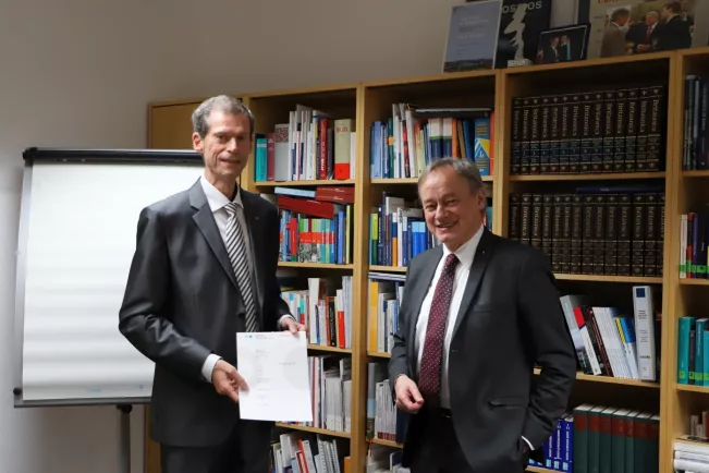 ruhestand manfred kaul urkunde von praesident sta 20230223 foto juri kuestenmacher