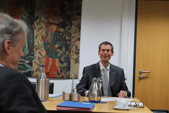 ruhestand manfred kaul urkunde von praesident sta 20230223 foto juri kuestenmacher 5