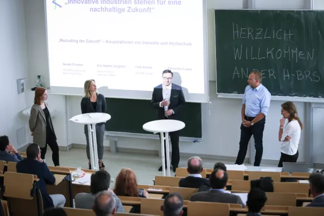 Eva Sophie Jurgeleit, Alexandra Lopes, Gerald Fichtner, Felix Kuhne und Dr. Christine Lötters im Gespräch, Foto: Torsten Spiller (Kunststoff Initiative Bonn/Rhein-Sieg)