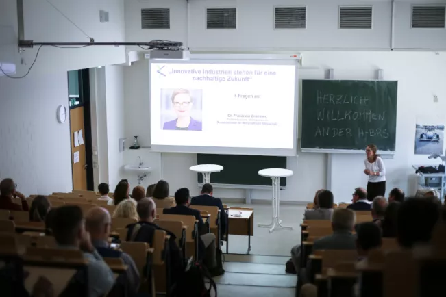 Vorstellung der Referent:innen durch Dr. Christine Lötters, Foto: Torsten Spiller (Kunststoff Initiative Bonn/Rhein-Sieg)