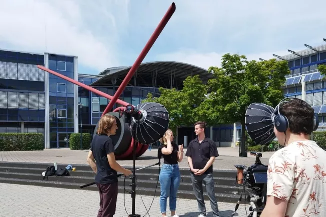 Filmaufnahme für IuI Management auf dem Campus