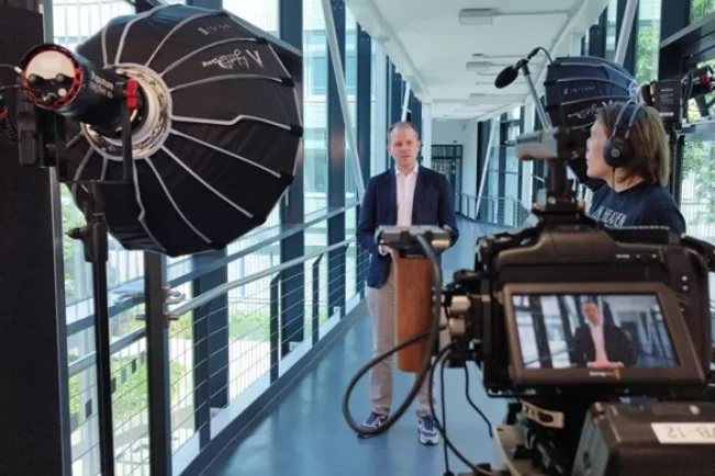 Foto Herr Prof. Dr. Tode für Filmaufnahme IuI Management