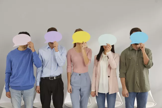 Gruppe mit Sprechblasen Schmuckbild COLOURBOX 54991671