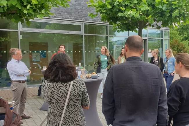 Professor Jäger im Gespräch mit Ehemaligen des Studiengangs Naturwissenschaftliche Forensik