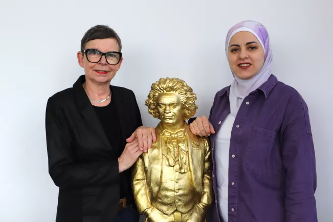 20230830 Suha Shebab GJU Jordanien Mitarbeiterin mit Sabine Ellermann