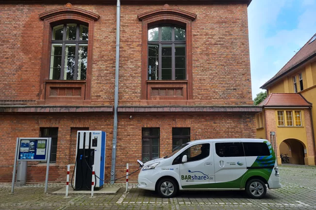 Carsharingauto an der Ladestation auf dem Stadtcampus der HNEE