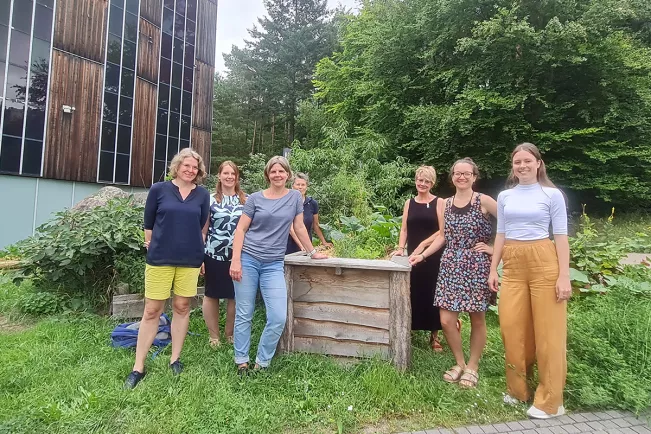 Vertreterinnen der H-BRS und der HNNE auf dem Waldcampus in Eberswalde