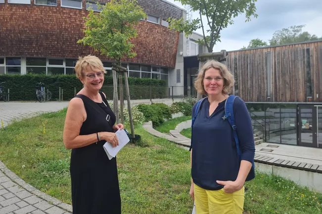 Kerstin Kräusche (HNEE) und Stephanie Lorek (H-BRS) auf dem Waldcampus der HNEE