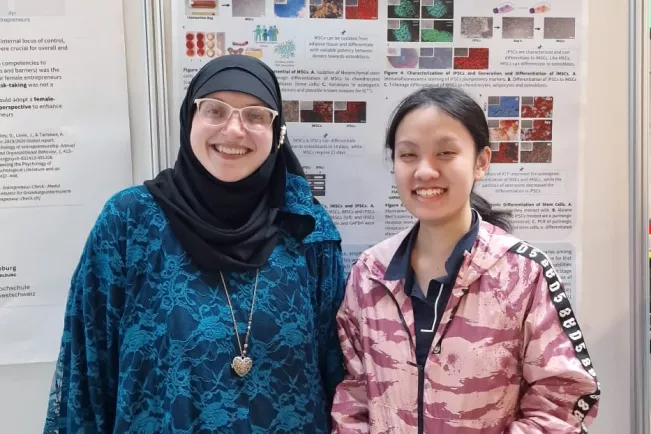 Rise Stipendiatin Yanran Sun 2023 mit Doktorandin Sarah Shoushrah