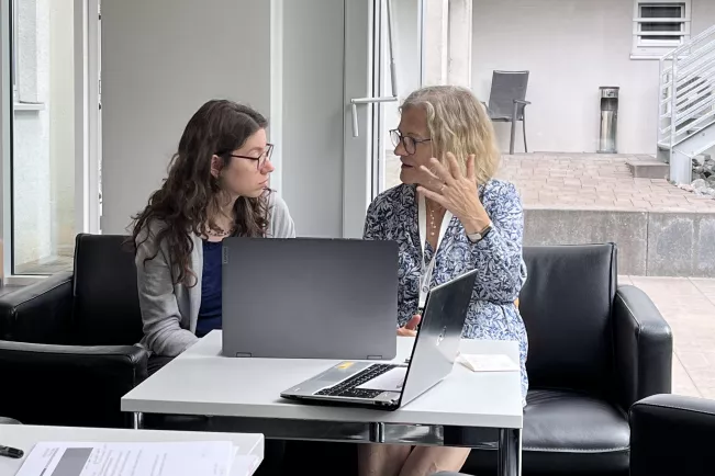 Schreibretreat_Studierende im Feedbackgespräch_Foto Suhasini Venkatesh_210723