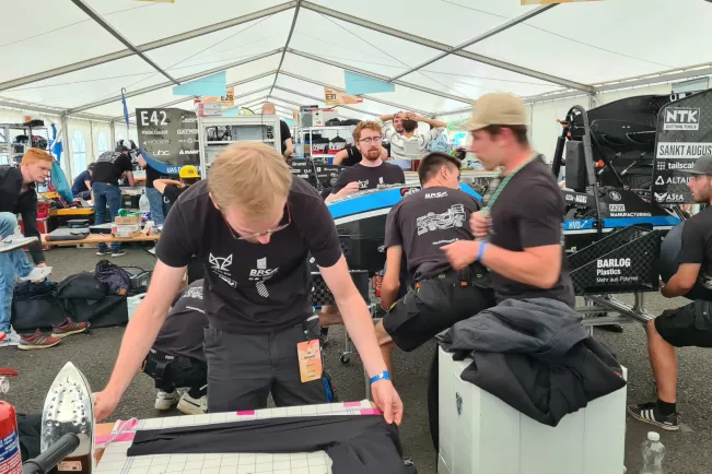 brs motorsport im zelt vorbereitungen saison 2023 foto brs motorsport.jpg