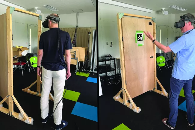 Prof. Dr.Ernst Kruijff (l) und Prof. Dr. Andre Hinkenjann (re) testen VR