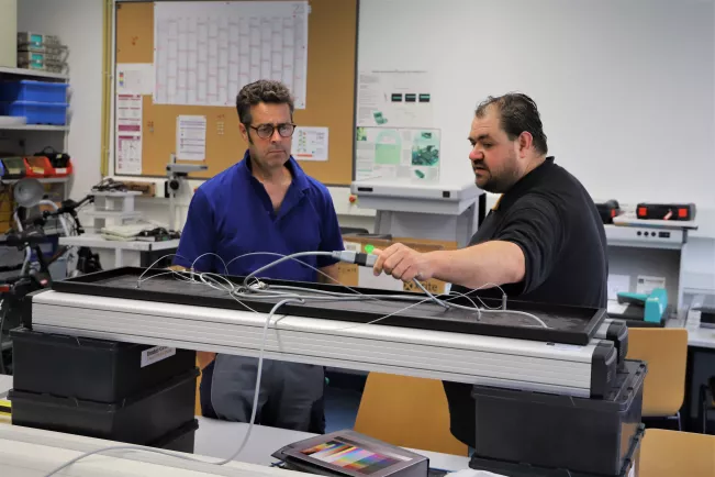 Alexander Bayer Machado bei der Arbeit - für Wissenswert